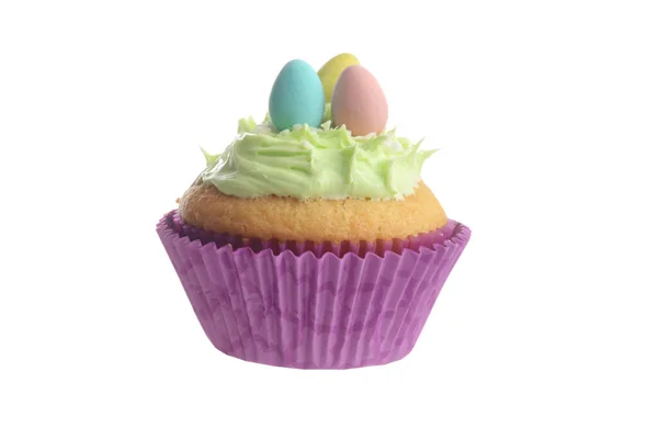带有绿色糖霜和迷你鸡蛋的孤立的复活节纸杯蛋糕 — 图库照片