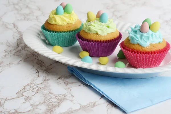 Tre Colorati Cupcake Pasquali Con Mini Uova Cioccolato — Foto Stock