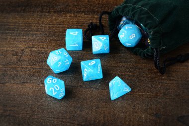 yakın plan mavi d & d & d zarları yeşil kadife çanta ile