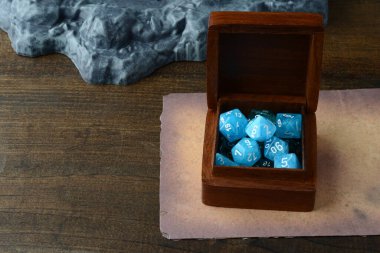 Masada eski kağıtlar olan mavi d & d & d zarları kutusu