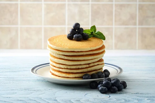 Tumpukan Pancake Dengan Tumpukan Blueberry Piring — Stok Foto