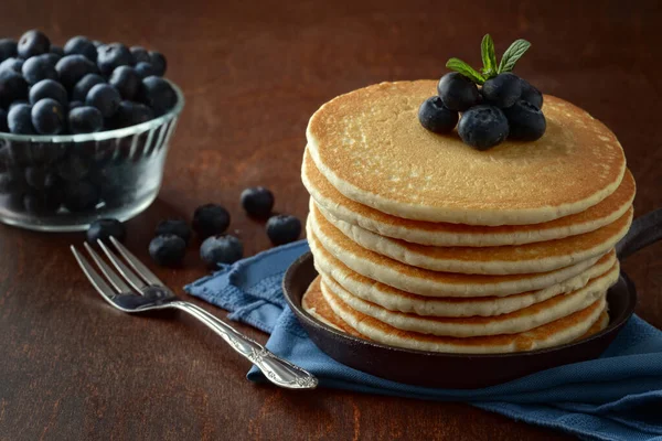 Blueberry Pancake Dengan Garpu Serbet Biru — Stok Foto