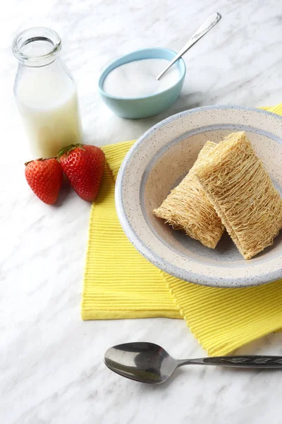 Shredded Wheat Cereal Bottle Milk Strawberries — Stock Photo, Image