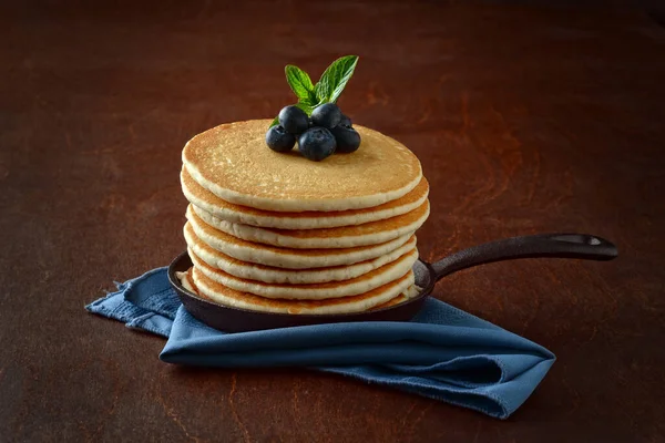 Blueberry Pancake Dalam Wajan Dengan Serbet Biru — Stok Foto