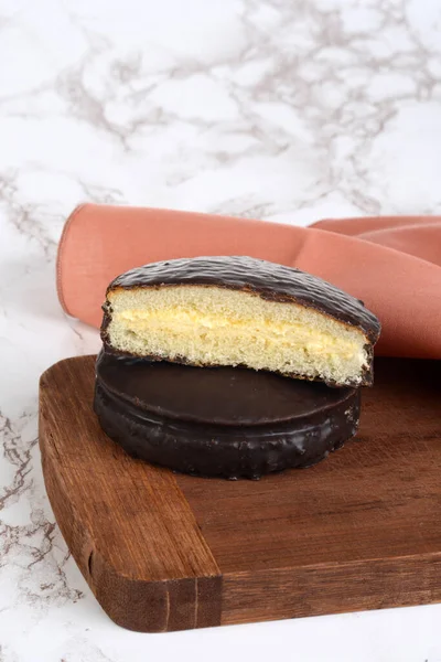 Nahaufnahme Pudding Gefüllt Schokolade Biskuitkuchen Mit Einer Serviette — Stockfoto