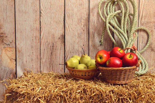 苹果和梨 篮子里用稻草包着 — 图库照片