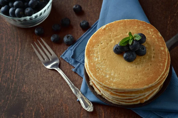 Tampilkan Pancake Dalam Wajan Dengan Blueberry — Stok Foto