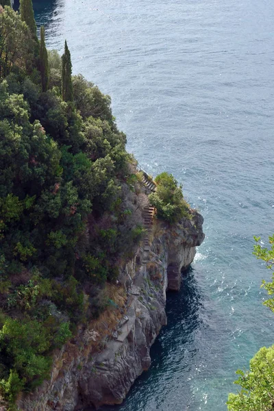 Positano scende dalle rocce — Foto Stock