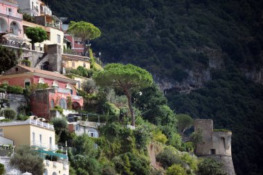 Kule ile sarp bir tepe üzerinde Positano evler