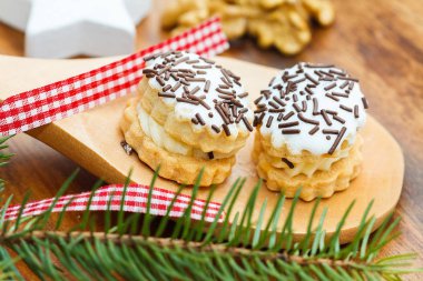 Bir tahta kaşık üzerinde Noel tatlılar