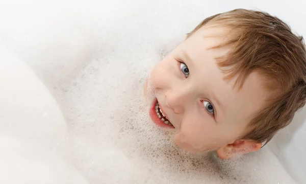 Baño de burbujas - lavado de niños —  Fotos de Stock