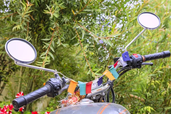 Motocykl z buddyjskich flag — Zdjęcie stockowe