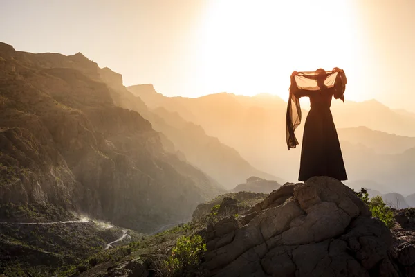 Omani woman in mountains — Stock Photo, Image