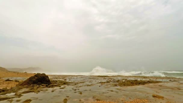 Agujero en la playa de Al Mughsayl cerca de Salalah, Omán — Vídeo de stock