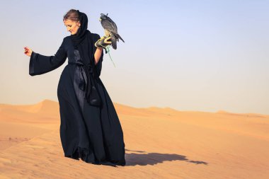 Peregrine Falcon kadınla