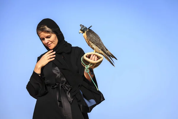 Mujer con halcón peregrino — Foto de Stock