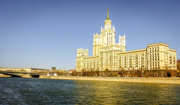 Edifício de aterro kotelnicheskaya — Fotografia de Stock