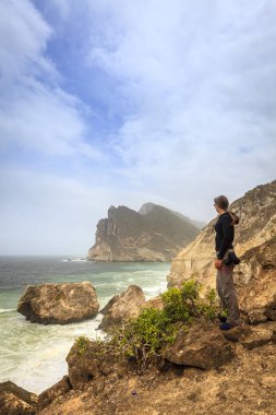 Deniz izlerken kadın