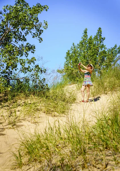 Woman taking pictures — Stock Photo, Image