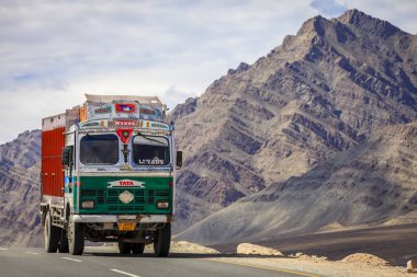 Tata kamyonet geleneksel olarak dekore edilmiş 