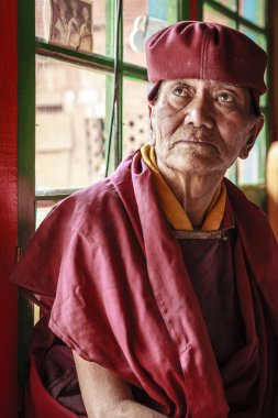 Budist rahip elbise içinde