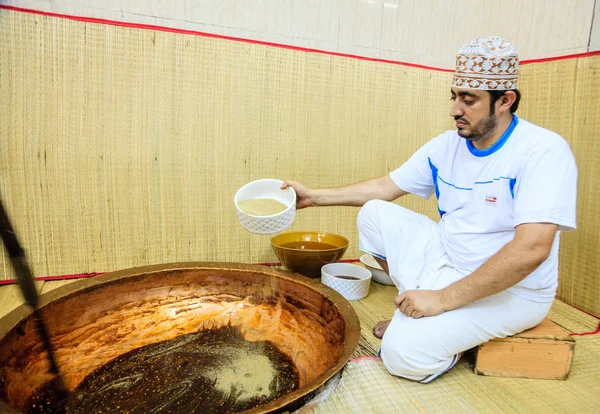 Herstellung von omani halwa — Stockfoto