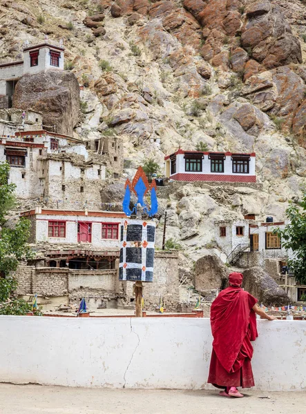 Keşiş Thiksay monastery yakınındaki geleneksel elbise içinde — Stok fotoğraf
