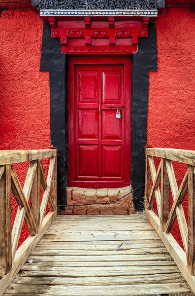 Porta rossa al monastero — Foto Stock