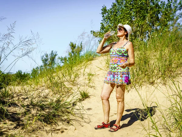 Femme randonnée dans les dunes dans le nord du Michigan — Photo