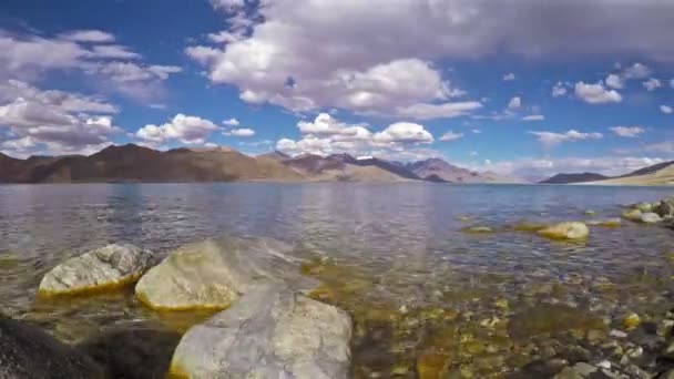 Pangong Tso αλπική λίμνη στα Ιμαλάια — Αρχείο Βίντεο