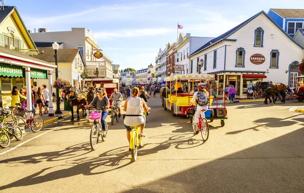 Vacationers take on Market Street — Stock Photo, Image