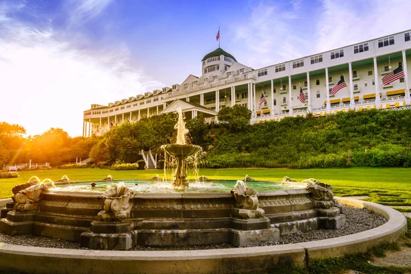 Fontana vicino al Grand Hotel sull'isola di Mackinac — Foto Stock