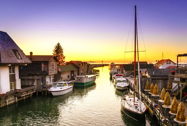 Barcos em fishtown ao pôr do sol — Fotografia de Stock