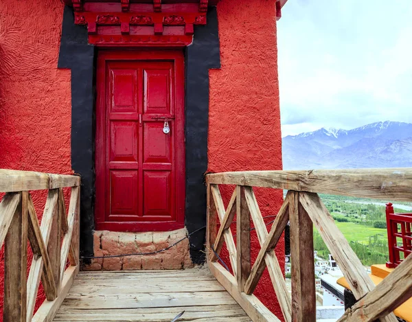 Röda dörren på ett kloster — Stockfoto