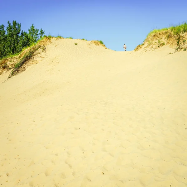 Mulher caminhando em dunas — Fotografia de Stock