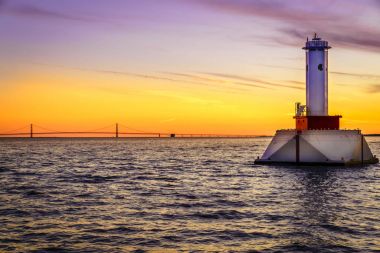 Deniz feneri ve Mackinac Köprüsü 