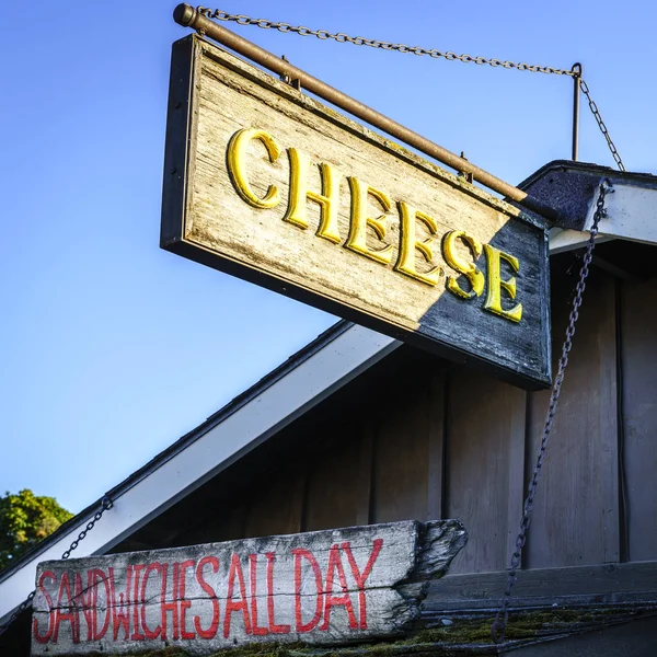 Cartello del negozio di formaggio a fishtown — Foto Stock