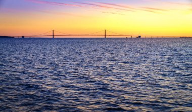 Günbatımı Mackinac Boğazı üzerinden