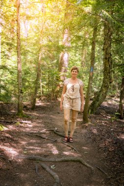 kadın bir yürüyüş iz üzerinde yürüyor