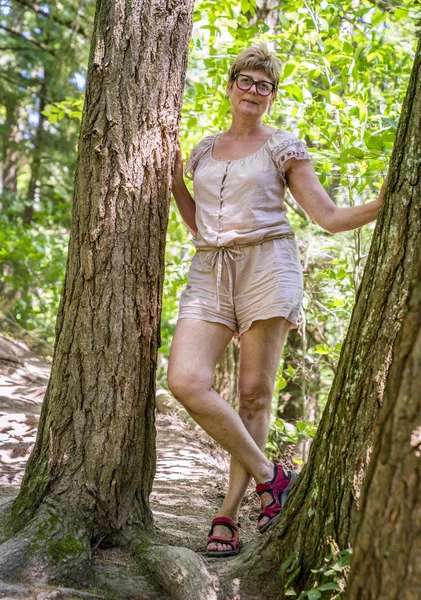 成熟的女人在树林里 — 图库照片
