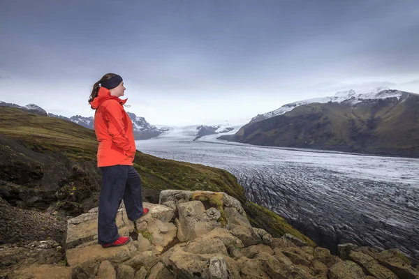 Donna al ghiacciaio di Fjallsarlon — Foto Stock