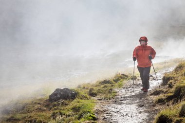 Sıcak nehir boyunca hiking