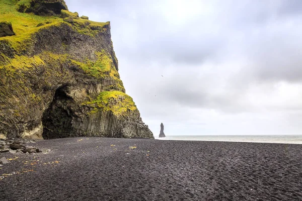 Grotte de basalte à la plage de Reynisfjara — Photo