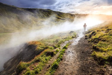 Sıcak nehir boyunca hiking 