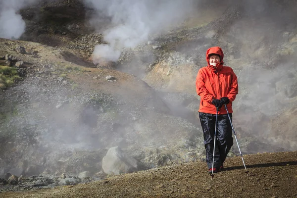 Hiker is standing near boiling springs — Stock Photo, Image