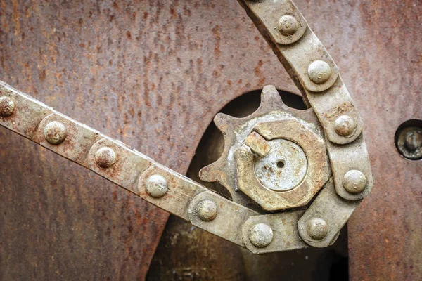Piñón oxidado viejo y cadena — Foto de Stock