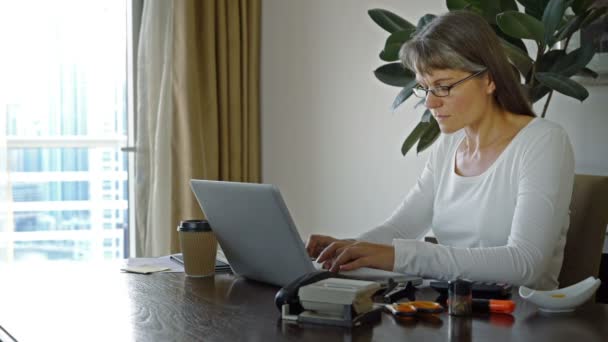 Mujer trabajando en casa oficina — Vídeos de Stock