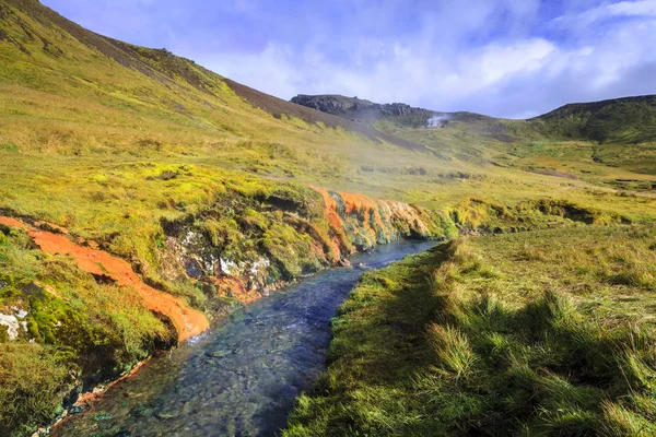 Gorące rzeki w zielonej dolinie Reykjadalur — Zdjęcie stockowe