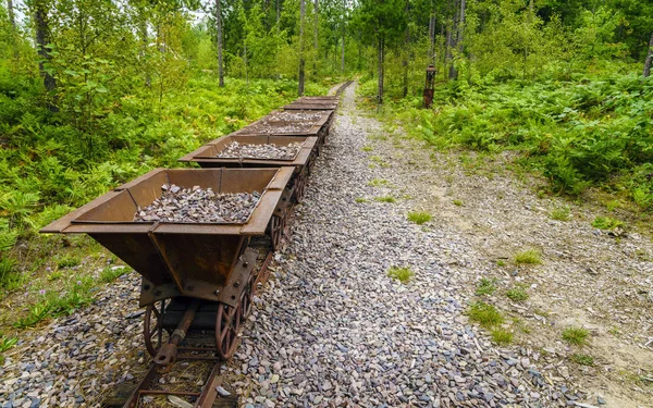 Régi érc szekerek, egy elhagyott bánya — Stock Fotó