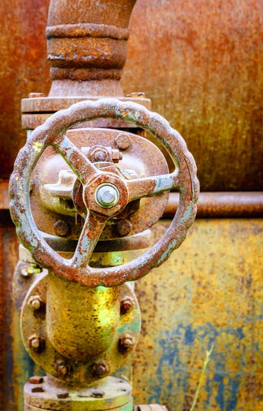 Válvula en un tanque viejo de la caldera — Foto de Stock